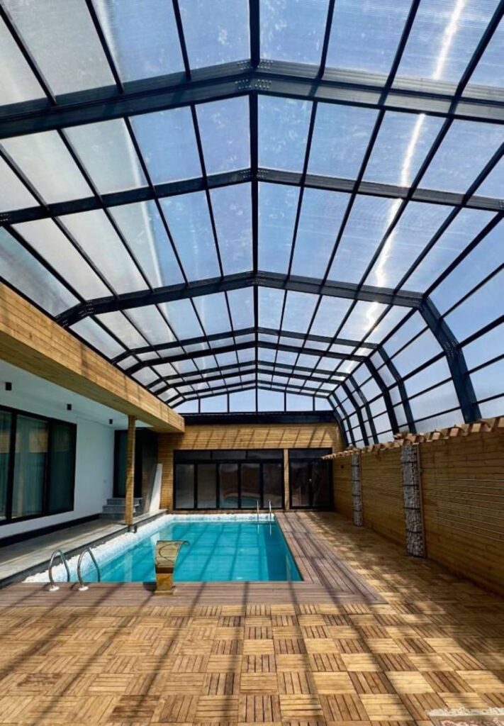 چگونه سقف متحرک استخر از تبخیر آب و کاهش مصرف انرژی جلوگیری میکند؟